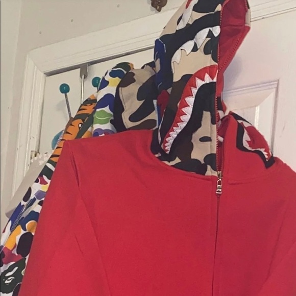 A bathing ape hoodie - Picture 2 of 5